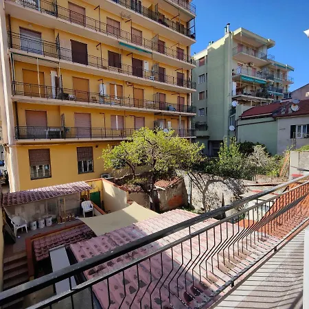 Hostdomus - Garibaldi * לואנו