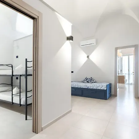 Hostdomus - Garibaldi Apartman *