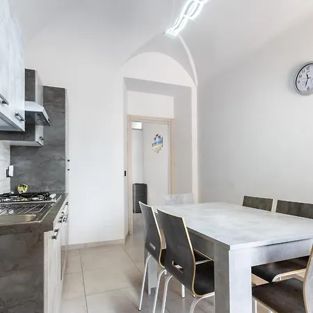 Hostdomus - Garibaldi Apartman Loano